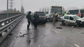 Под Киевом из-за гололеда в аварию попали сразу девять автомобилей (ФОТО)