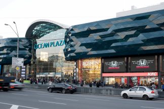 В ТРЦ "Ocean Plaza" в Киеве охрана подралась с посетителем без маски (ВИДЕО)