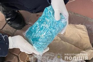 Под Хмельницким поймали дилера с посылкой психотропов на полмиллиона гривен