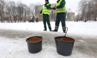 Во Львове, где произошла смертельная тройная авария, впервые использовали кофейную гущу для борьбы с гололедом на дорогах.