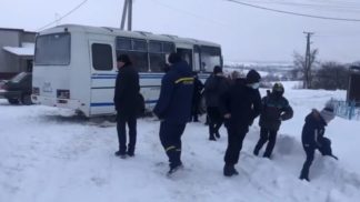 Бойцы ГСЧС в Волынской области спасли школьный автобус с детьми из снежной ловушки