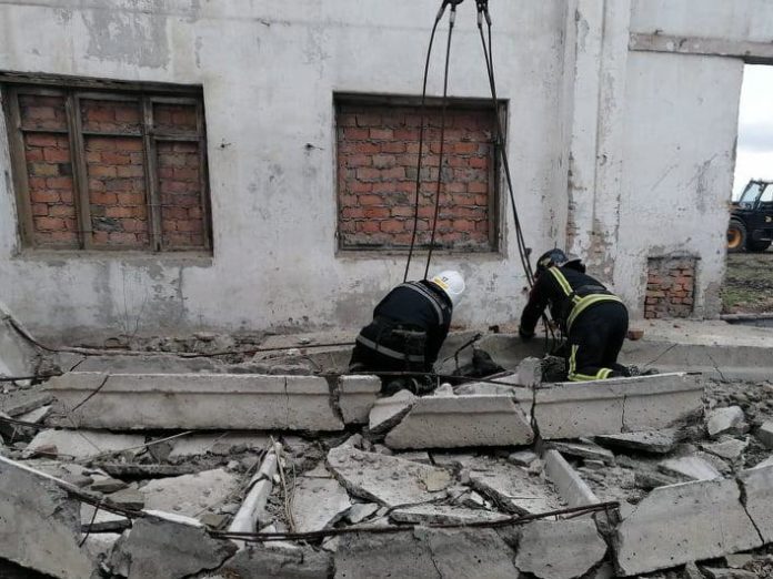 На Миколаївщині залізобетонна плита вбила 19-річного хлопця