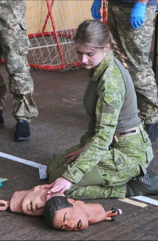 Марія Назарова: Що робити, якщо хочеш бути воєнним медиком? Стати класною частиною підрозділу, вміти робити все те саме, що і решта бійців. І почати підготовку з домедичної допомоги, поступово додаючи нові навички 04 Марія Назарова: Що робити, якщо хочеш бути воєнним медиком? Стати класною частиною підрозділу, вміти робити все те саме, що і решта бійців. І почати підготовку з домедичної допомоги, поступово додаючи нові навички 04