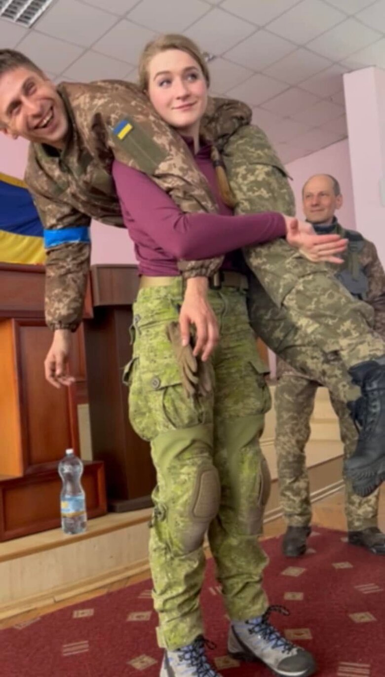 Марія Назарова: Що робити, якщо хочеш бути воєнним медиком? Стати класною частиною підрозділу, вміти робити все те саме, що і решта бійців. І почати підготовку з домедичної допомоги, поступово додаючи нові навички 02 Марія Назарова: Що робити, якщо хочеш бути воєнним медиком? Стати класною частиною підрозділу, вміти робити все те саме, що і решта бійців. І почати підготовку з домедичної допомоги, поступово додаючи нові навички 02