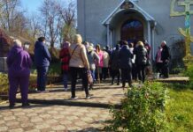 Півтора року поневірянь. Громада ПЦУ на Хмельниччині нарешті молиться в своєму храмі