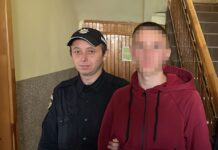 На Львівщині поліцейські затримали зловмисників, які, погрожуючи зброєю, побили двох хлопців