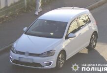 Дорожній конфлікт на переході: у столиці затримали водія, який побив пішохода