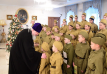 У росії митрополита РПЦ вітали діти у військовій формі з “пілотками”