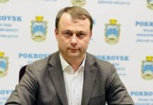Мер Покровська Руслан Требушкін втік до Іспанії, але продовжує отримувати зарплату чиновника. Також він закликає Зеленського укласти мир з рф